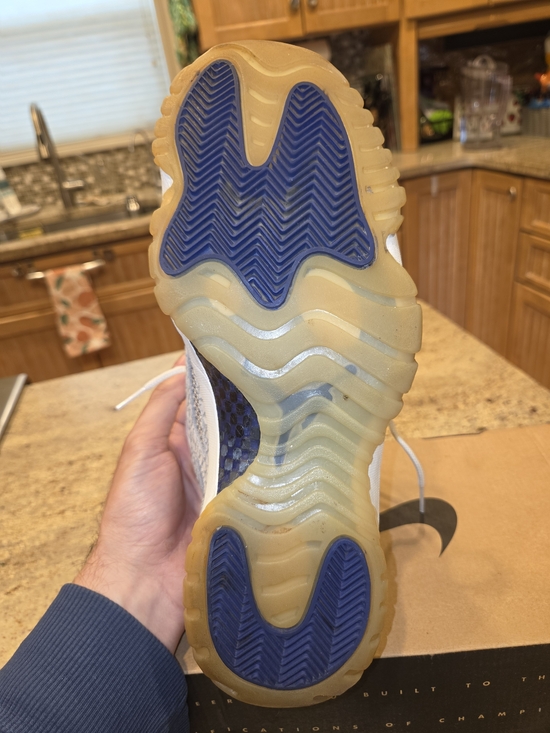 Jordan\'s 11 IE Low 1996 main image 7